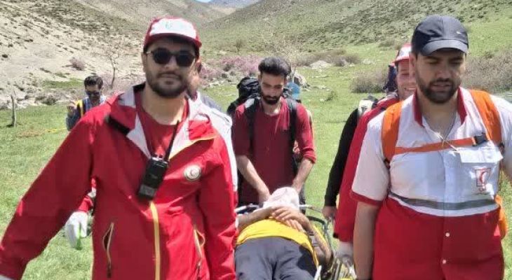 نجات مرد گرفتار در ارتفاعات گرین نهاوند+ عکس