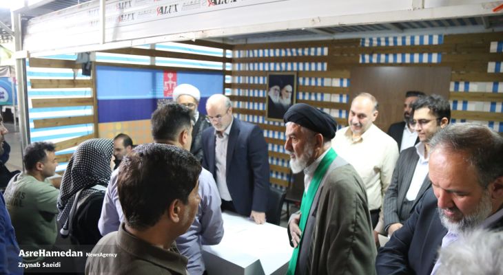 میز خدمت در نمازجمعه همدان برگزار شد