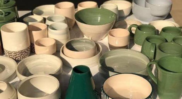 جوان لالجینی پای کوره تولید ایستاده است